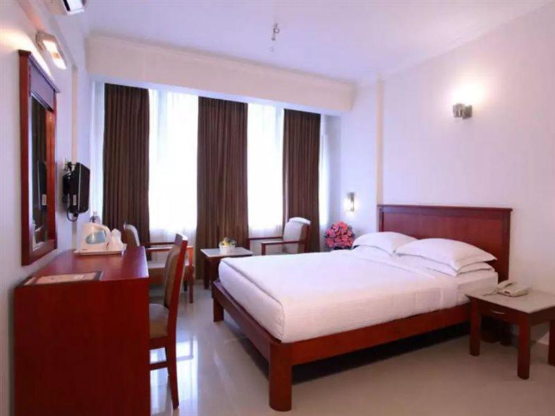 Pooram International Hotel Thrissur ภายนอก รูปภาพ