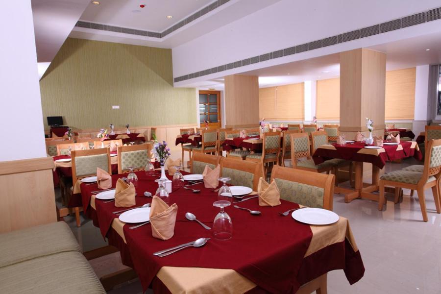Pooram International Hotel Thrissur ภายนอก รูปภาพ